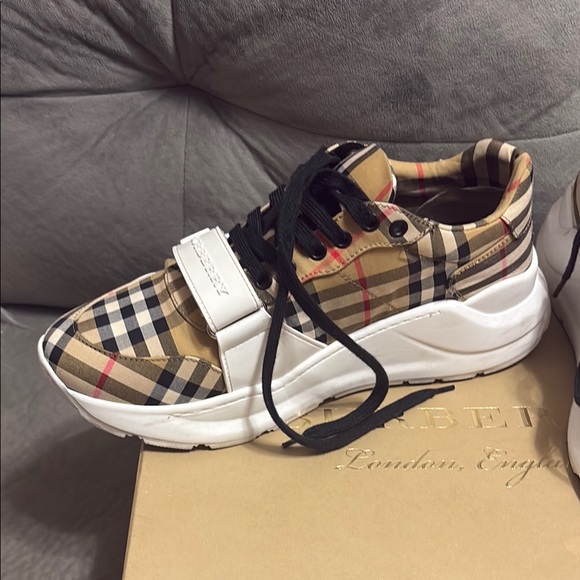 Burberry sneakers - Picture 10 of 12